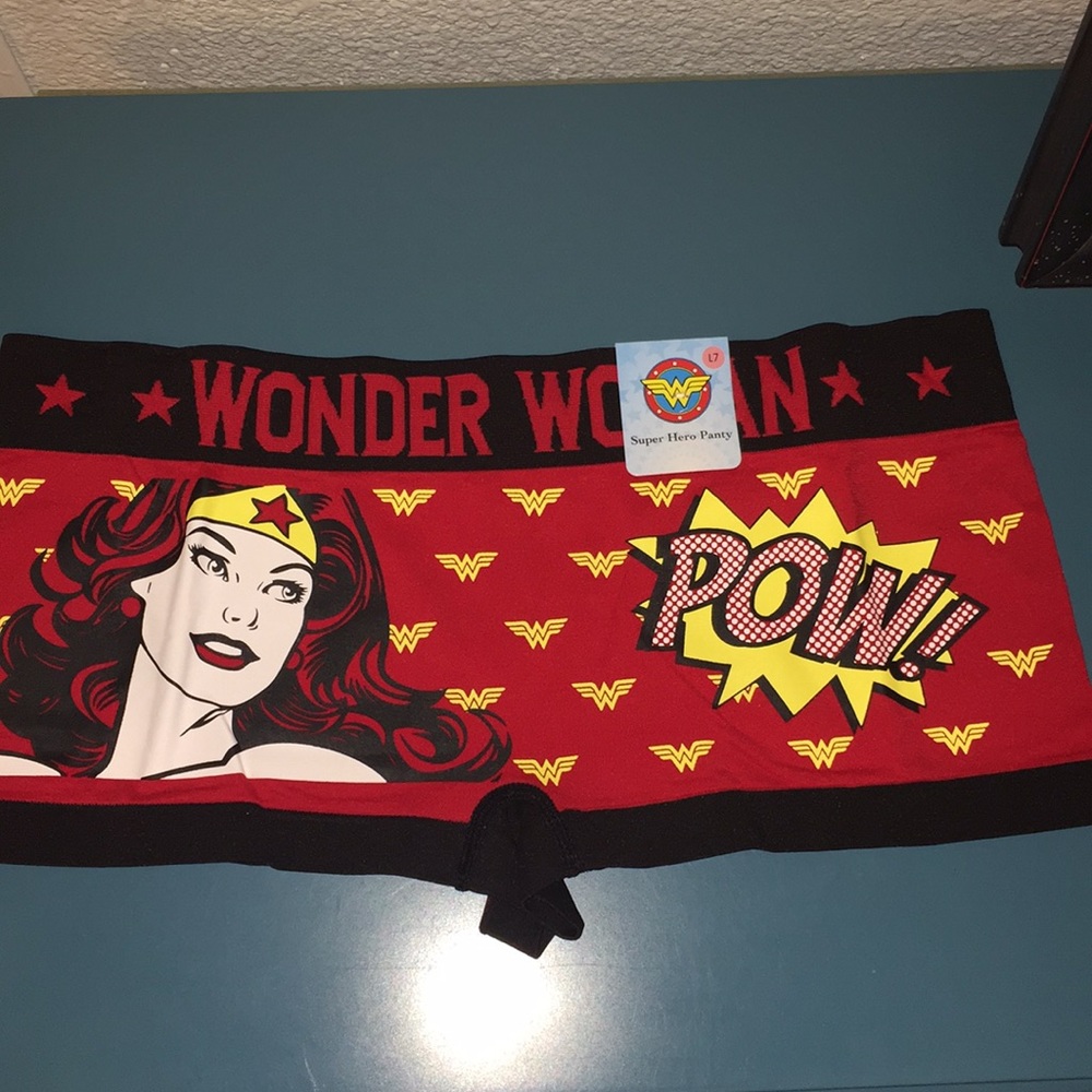 🐝🐝NWT Wonder Woman Seamless Boyshort